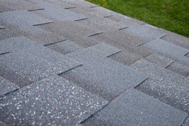 Asfalt Zona bir yeşil çim arka plan yapılmış bir çatı üstten görünüm