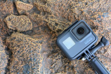 Kiev, Ukrayna - 05 Haziran 2018: Gopro Hero siyah kamera kayalar arka planı.