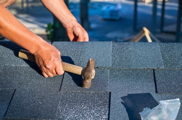 Roofer Instalación Tejas Techo Betún Esquina Con Martillo Clavos — Foto de Stock