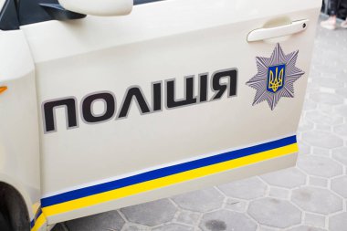 Kiev, Ukrayna - 16 Haziran 2018: Yazıt polis devriye arabası üzerinde yakın çekim. Kolluk Ukrayna