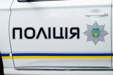 Kiev, Ukrayna - 16 Haziran 2018: Yazıt polis devriye arabası üzerinde yakın çekim. Kolluk Ukrayna