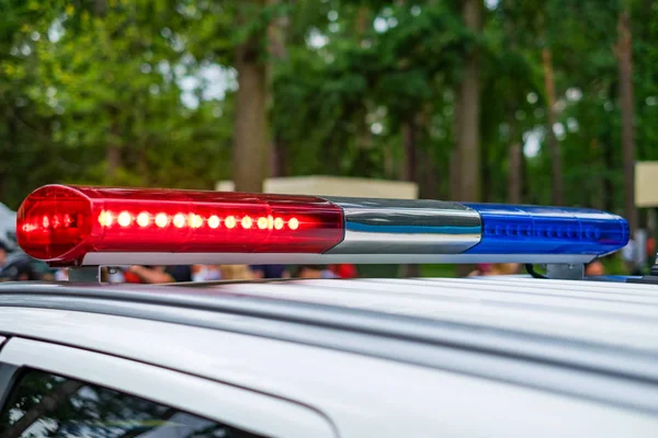 Поліцейський Автомобіль Червоним Синім Вогнем Вулиці Патрулювання Міста — стокове фото