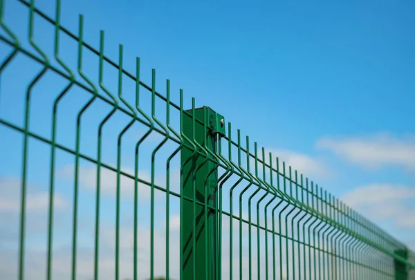 Stalowy Ogrodzenie Wykonane Drutu Tle Niebieskiego Nieba Sekcyjna Instalacja Ogrodzeniowa — Zdjęcie stockowe