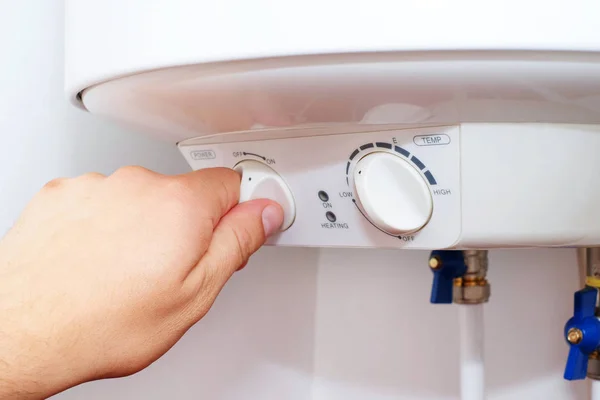 Hombre Enciende Interruptor Panel Control Del Calentador Agua Eléctrico Doméstico —  Fotos de Stock