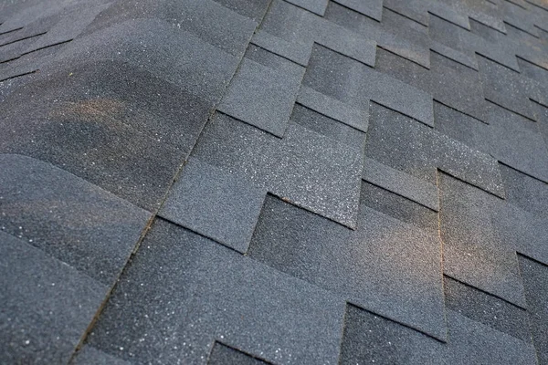 間近で作られたコーナー屋根の平面図はアスファルト鉄片屋根材 — ストック写真