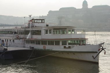 Tuna Nehri Budapeşte, Macaristan - arka ışık fotoğraf Buda Castle özgeçmişlerine teknede yolcu.