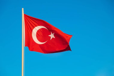 Türkiye bayrağı rüzgarda dalgalanıyor