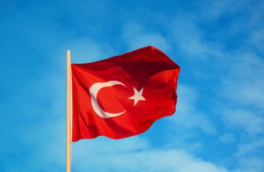Türkiye bayrağı rüzgarda dalgalanıyor