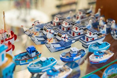 Türkiye - 8 Ağustos 2018: Hatıralık Kuşadası küçük tekneler ve martılar şeklinde. Deniz iyi bir Seramik Hediyelik.