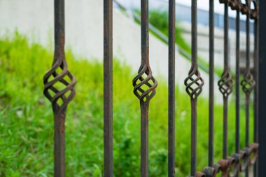 Eski güzel dekoratif metal çit ile sanatsal dövme dövme. Demir Paslı parmaklıklar resim ve tamir olmak zorunda.