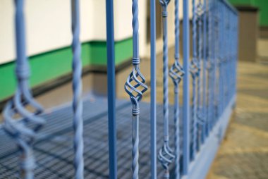 Yeni dekoratif demir çit ile sanatsal dövme dövme. Metal korkuluk yakın çekim.