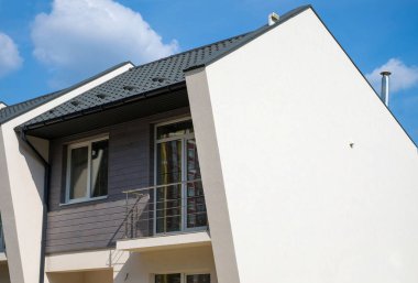 Plastik pencere, metal çatı, havalandırma, baca ve yağmur oluk ile yeni modern ev.