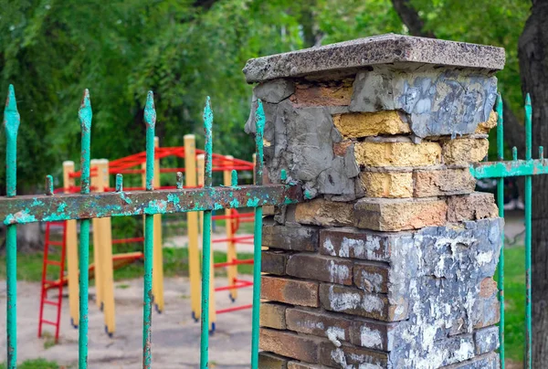 Нужно Отремонтировать Старый Забор Красного Кирпича Металла — стоковое фото