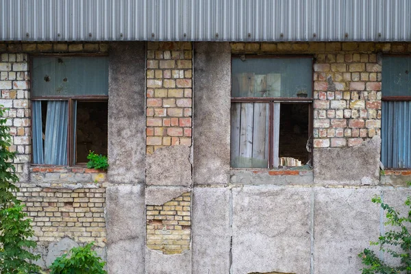 Parede Tijolo Antigo Edifício Fábrica Abandonado Com Rachaduras Gesso Janelas — Fotografia de Stock