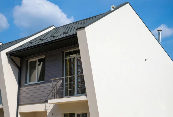 Nueva Casa Moderna Con Ventanas Plástico Techo Metal Ventilación Chimenea — Foto de Stock