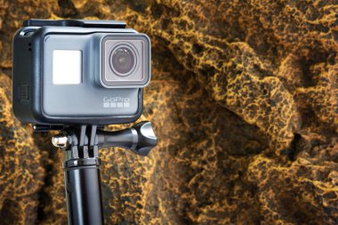 Kiev, Ukrayna - 05 Haziran 2018: Gopro Hero siyah kamera kayalar arka planı.