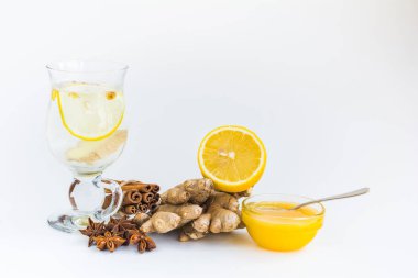 Zencefil, limon ve beyaz zemin üzerine bal ile doğal çay fincan. Sağlıklı içecek. Sıcak kış içecek.