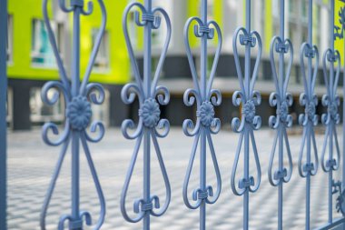 Görüntü yeni bir dekoratif metal çit Sanatsal dövme ile yeni modern ev karşı işlenmiş..