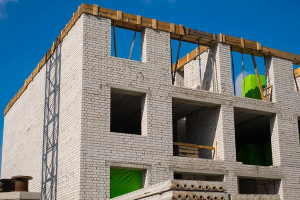 Bau Eines Mehrstöckigen Backsteingebäudes Gegen Den Blauen Himmel — Stockfoto