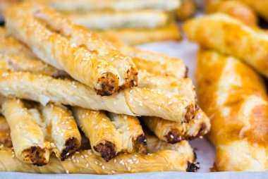 Peynir ve tavuk ile Rollini. Dünya Ulusal mutfakları kavramı.