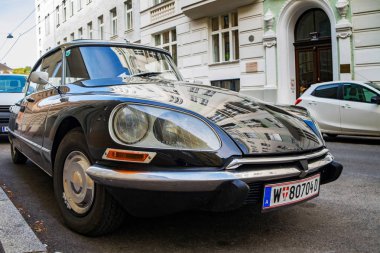 Avusturya, Viyana - Ekim 09,2018: klasik eski model araba siyah Citroen Ds21 Sedan şehir içinde Park.