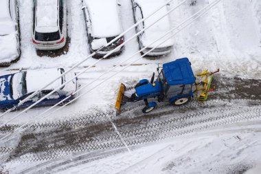 Ukrayna - 13 Aralık 2018: Traktör sokakları ve taze kar otoparktan temizler. Ağır makine açık havada temizlik yol.