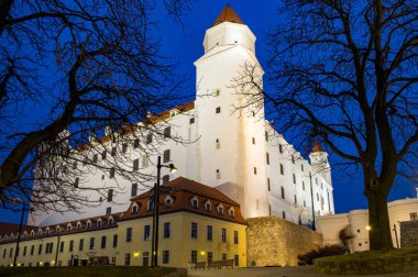Bratislava, Slovakya - 25 Mart 2018: Gece görünümünü Bratislava castle.