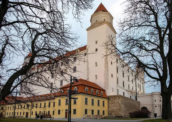 Bratislava, Slovakya - 25 Mart 2018: Akşam görünümünü Bratislava castle.