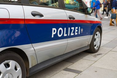 Vienna, Avusturya - 09 Ekim 2018: Yeni Avusturya Federal polis arabası logosuna.