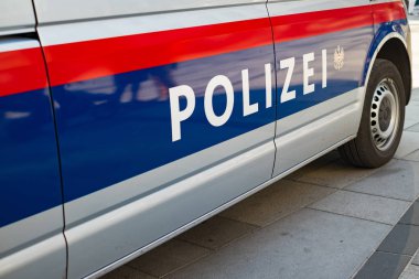 Vienna, Avusturya - 09 Ekim 2018: Yerel polis arabası logosuna.