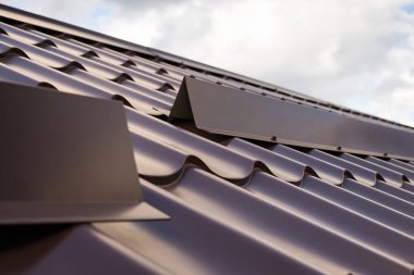Metal kiremit çatı inşaat. Çatıda kar koruma yukarıya kapatmak