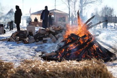 Kışın ortasında kar kampı açık şenlik ateşi.