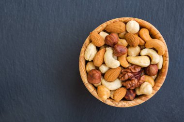 Organik karışım fındık taş zemin üzerine. Kavram sağlıklı snack.