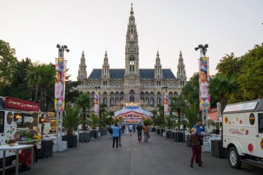 Vienna, Avusturya - 08 Ekim 2018: Sirk Roncalli Belediye akşam arka plan üzerinde.