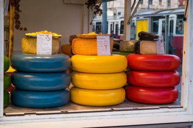 Vienna, Avusturya - 08 Ekim 2018: Satılık fuarda çeşitli peynirler.