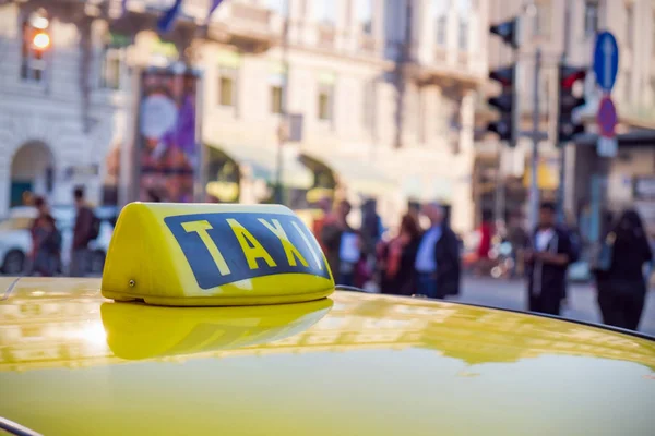 Firme Primer Plano Del Taxi Fondo Ciudad — Foto de Stock