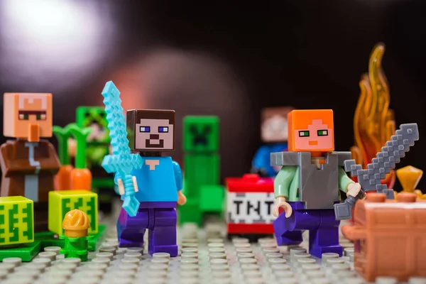 Kiev, Ukrayna - 30 Ocak 2019: Minifigure Steve elmas kılıç ve Alex sarmaşık uzak çalıştırın. Oyun Minecraft karakterleri. 