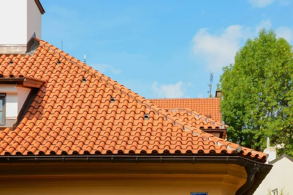 赤のセラミック帯状疱疹屋根屋根裏部屋の窓と青空の煙突 装飾的な雨樋 — ストック写真