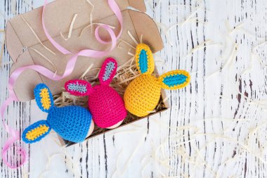 Paskalya tavşanı kutusunda bir ahşap arka plan olarak yumurta ile şirin yaratıcı fotoğraf.