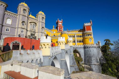 Sintra, Portekiz - 11 Şubat 2019: Turist yürür ve Sintra Pena Sarayı fotoğraf çekmek.