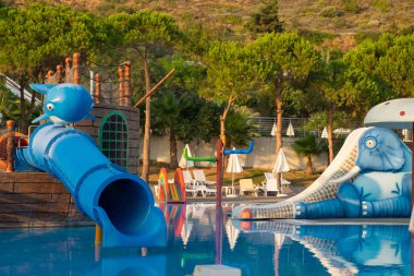 Bir çocuk havuzu fotoğraf ile hayvan ve arka plan yeşil çam ağaçlarının bir korsan gemisinde farklı rakamlar.