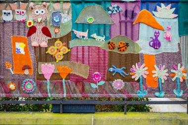 Prague, Çek Cumhuriyeti - 28 Mart 2018: Metal çit hayvanlar ve kumaş çiçek resimleri ile dekore edilmiş.