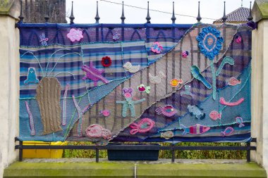 Prague, Çek Cumhuriyeti - 28 Mart 2018: Metal çit hayvanlar ve kumaş çiçek resimleri ile dekore edilmiş.