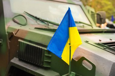 Ukrayna bayrağı ile askeri zırhlı araç.