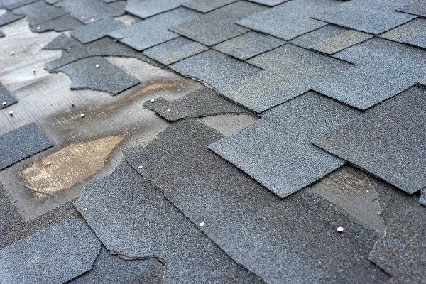 Close View Bitumen Shingles Roof Damage Needs Repair — Stock Photo, Image