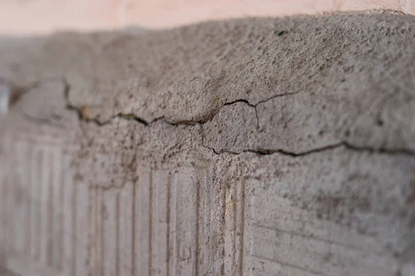 旧的基础和石膏墙与裂缝 需要修复特写的建筑物 — 图库照片
