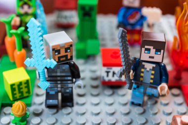 Kiev, Ukrayna - 30 Ocak 2019: Minifigure Iron man elmas kılıç ve oyun karakterleri Minecraft çalıştırmak uzak sarmaşık.