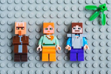 Kiev, Ukrayna - 26 Mayıs 2019: Minifigure Steve, Alex ve köylü gri bir arka plan üzerinde oyun Minecraft karakterleri.