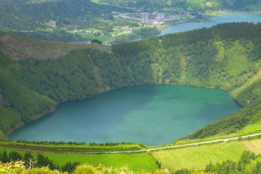 Arka planda volkanik göllere yol güzel görünümü (Lagoa de Santiago). Azores, Sao Miguel, Portekiz