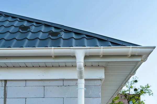 Nieuw Metalen Dakdak Met Witte Regengoot Sip Panel Huis Bouw — Stockfoto